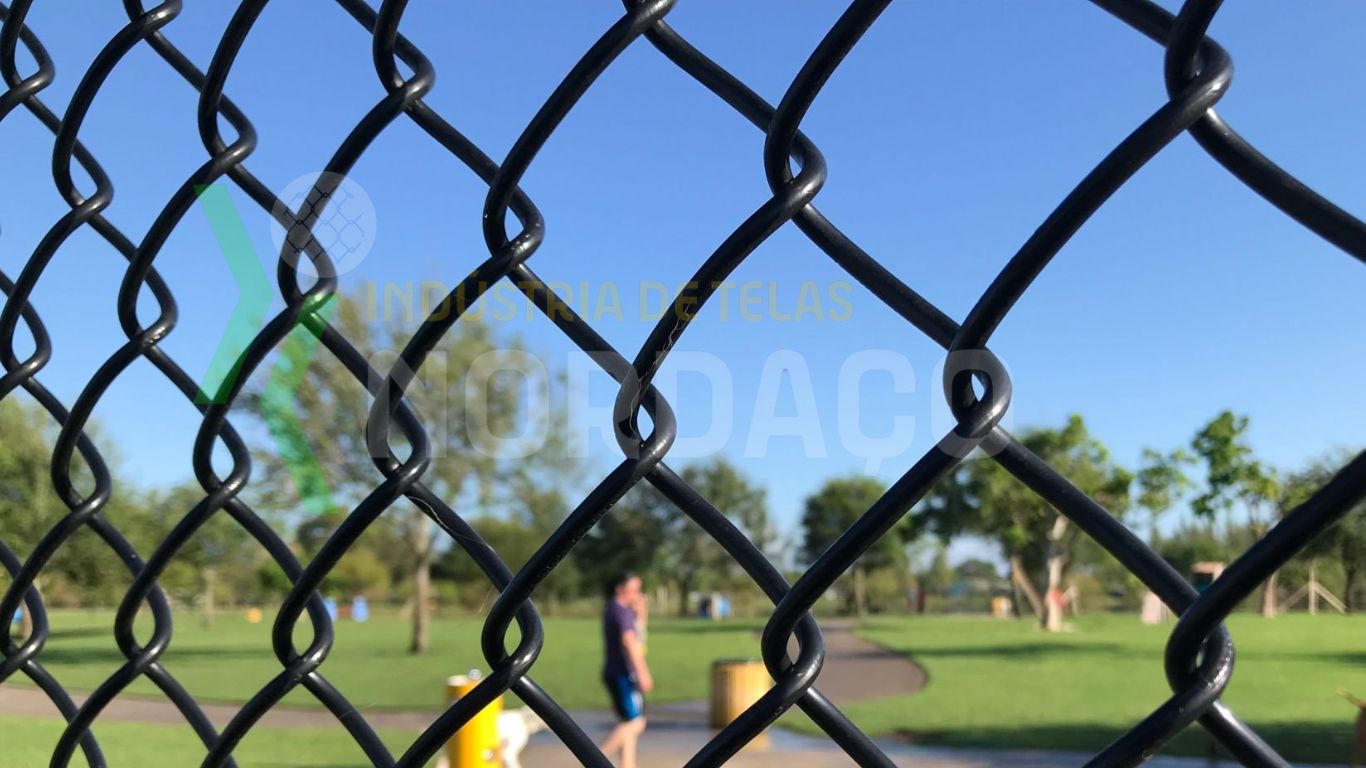 Alambrado galvanizado instalado no perímetro de uma área industrial